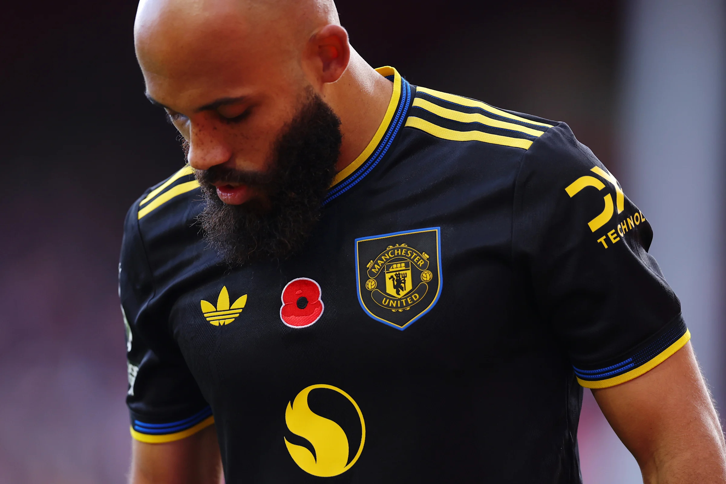 突发：英超联赛公布十月最佳球员得主曼联球员布莱恩·姆贝莫被评为十月份的月度最佳球