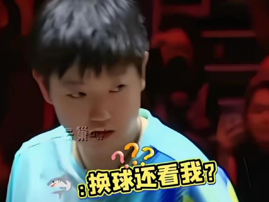 莎莎在和早田比赛中，拿起一个球走到裁判那边，要求更换球，裁判看着莎莎有三秒，莎莎