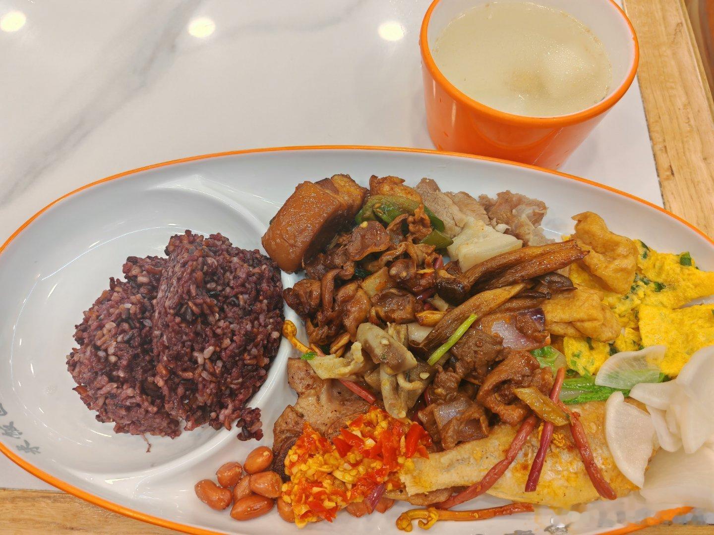 中午吃了一个25块钱的自选快餐，好像吃多了，撑，