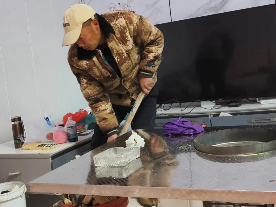 宝鸡下雪了，我家水龙头冻3天没水，5天没拖地，临下雪前太阳哥把水瓮接满，这几天做