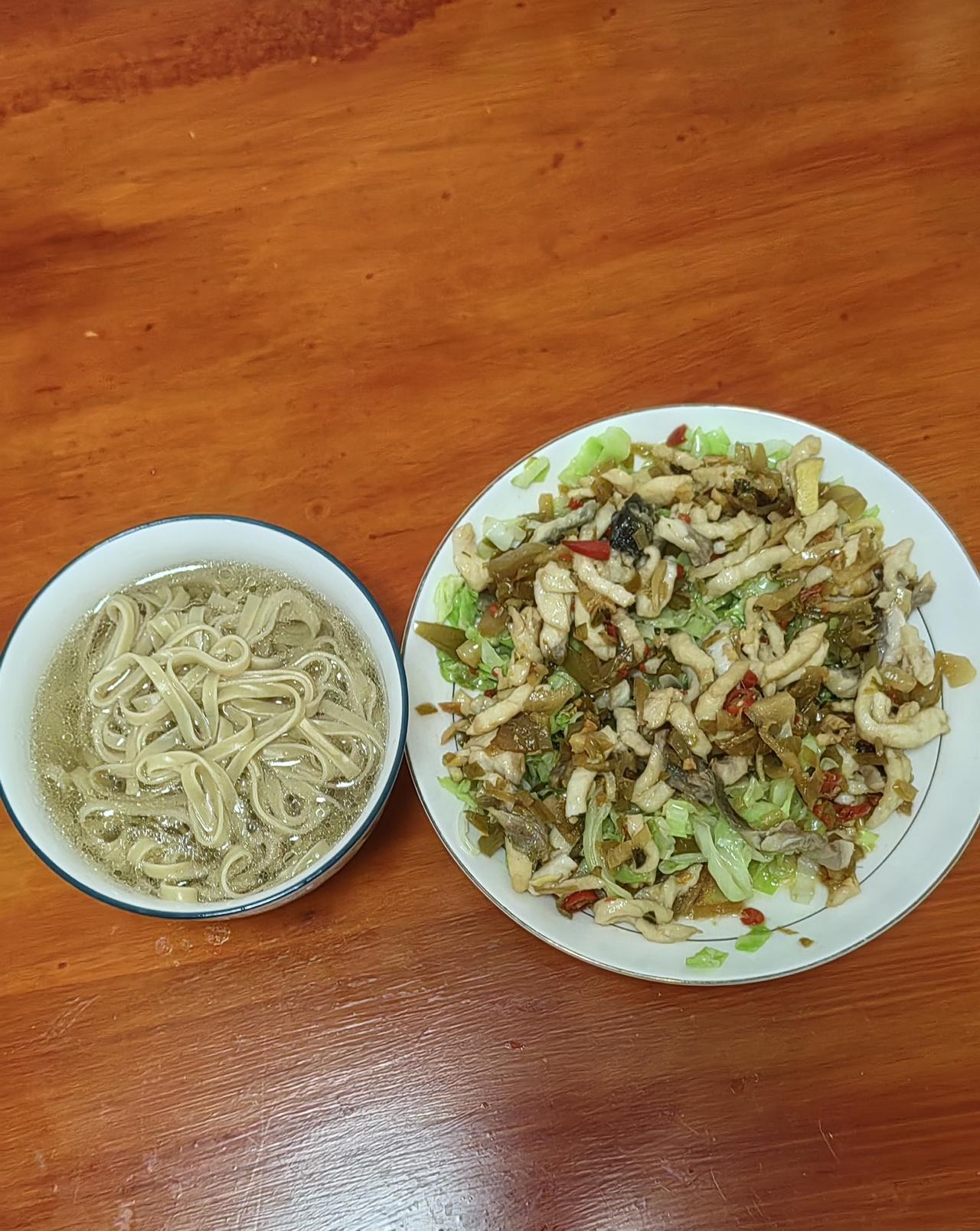 一碗汤面
一碗汤面承接着对自己的爱，一个人生活吃得不能将就，必须要有营养还要健康