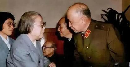 上世纪八十年代，邓颖超和钱学森握手的瞬间被摄影师记录下来。多数人都不知道的是邓颖