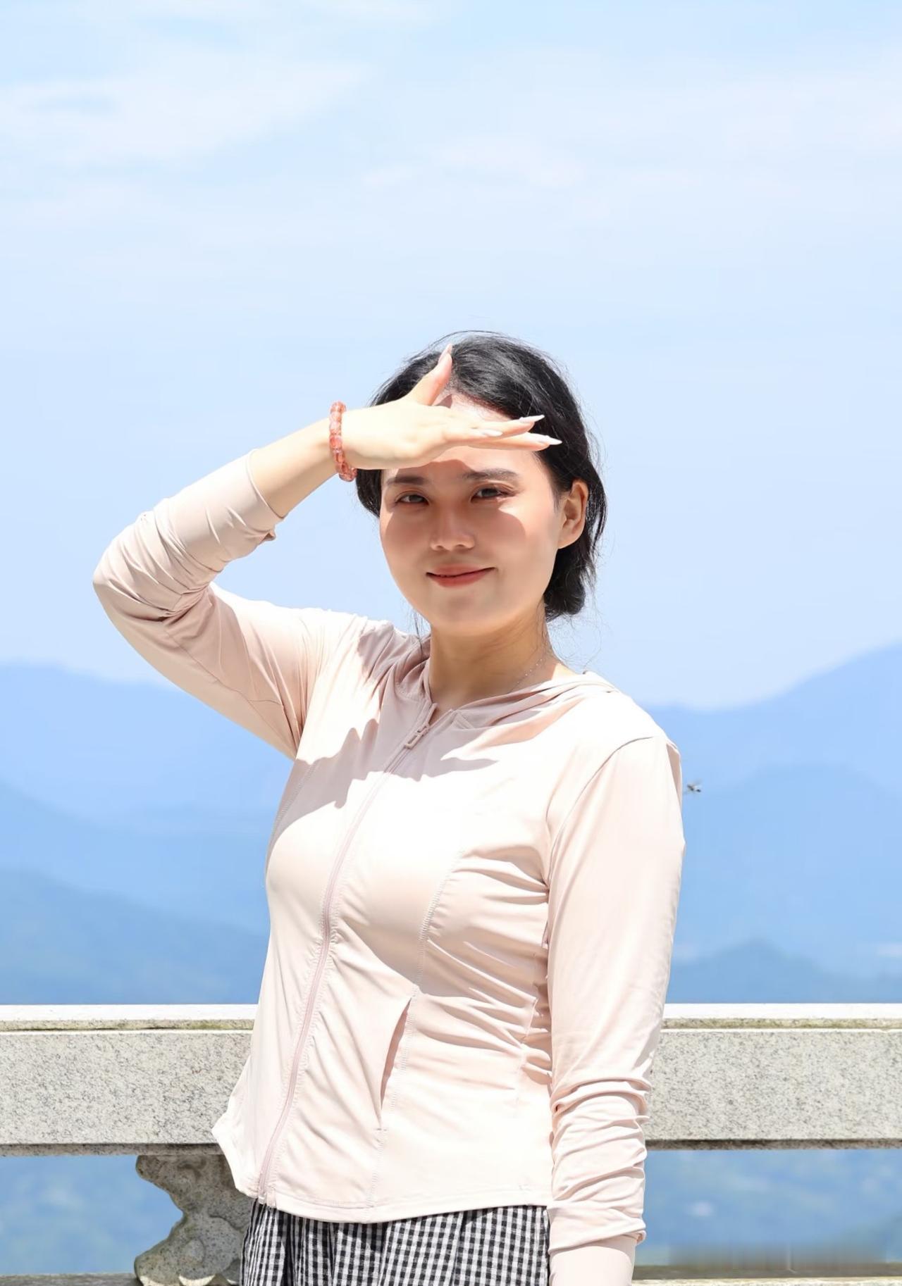 卜算子·山巅倩影
 
叠嶂入云天，风软晴光好。
轻举纤眉遮艳阳，笑对青山渺。
浅