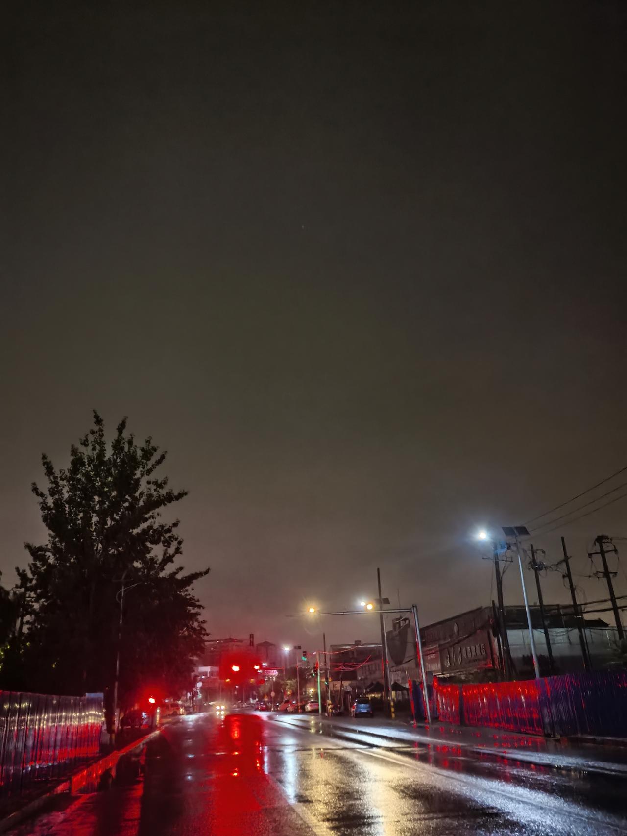 刚撸完串感觉这座城市都在排水，没觉得雨有多大呀，是排水系统不行还是自己在屋内喝多