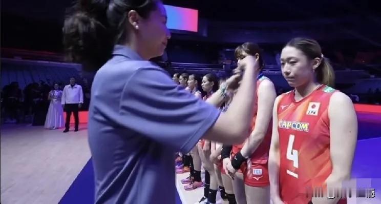 场面实在耐人寻味！亚锦赛铜牌战日本女排3:0战胜伊朗女排赛后的颁奖仪式，前奥运会