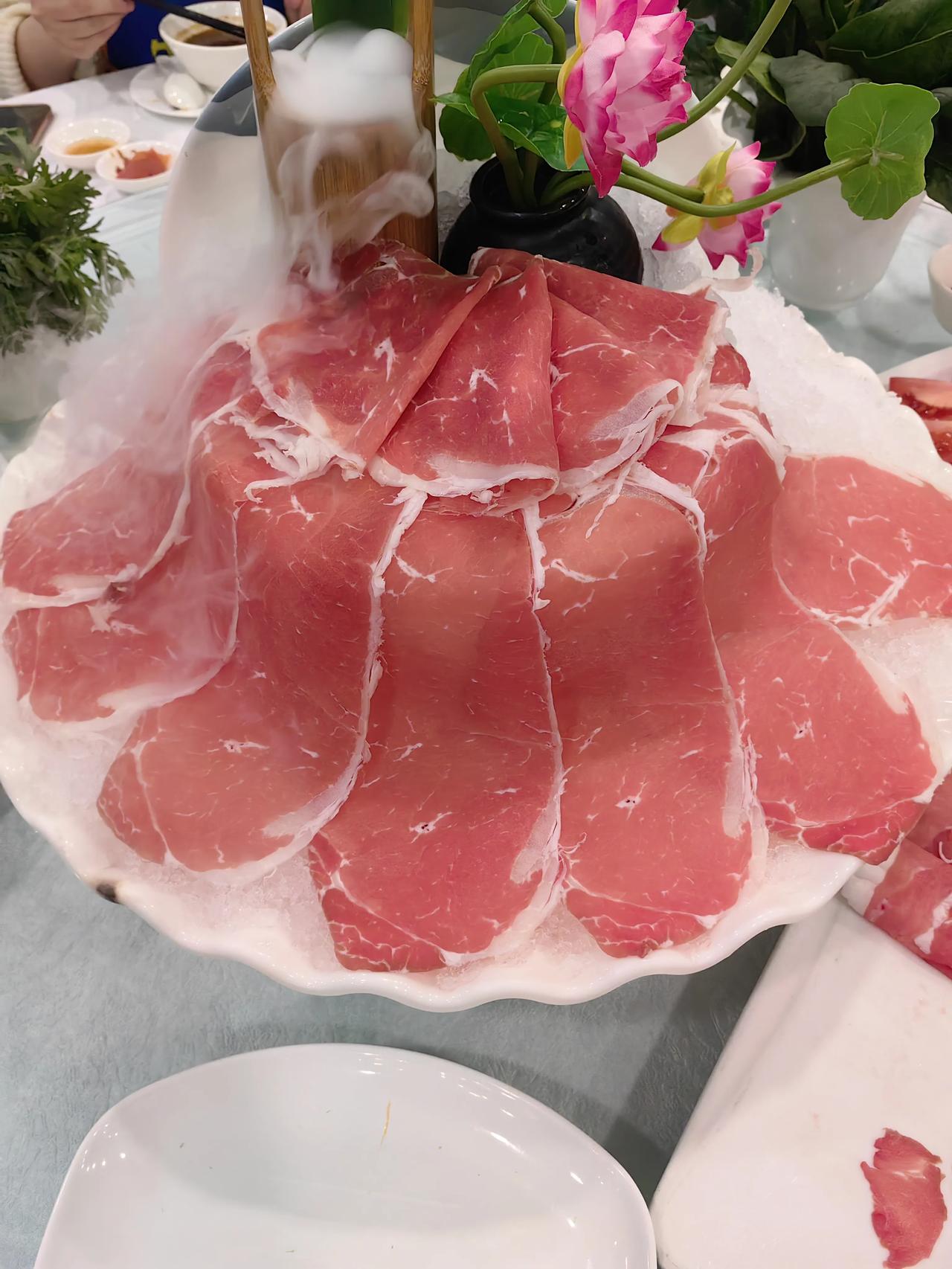 这飘香肥牛怎么这造型，咋只铺了一半呢，是不是后厨把背面给搞忘了呀？
#冬日生活打
