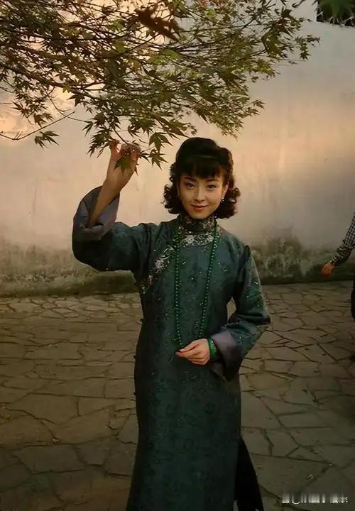 谁能想到，曾经红遍日本的“国民美少女”，18岁就因一组大胆写真轰动全国，后来连婚