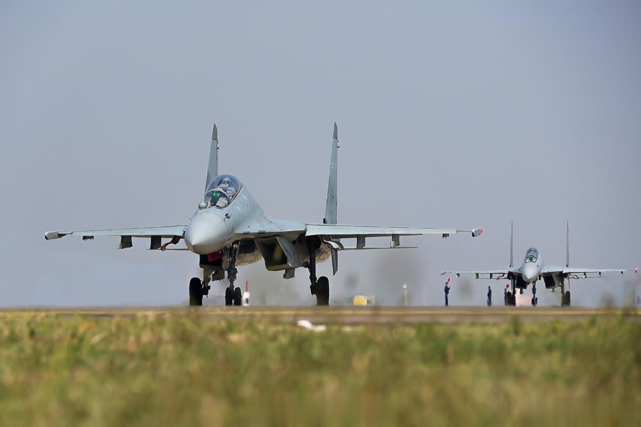 【东部战区练兵备战现场：空战对抗激烈展开】近日，东部战区空军航空兵某部紧贴实战开