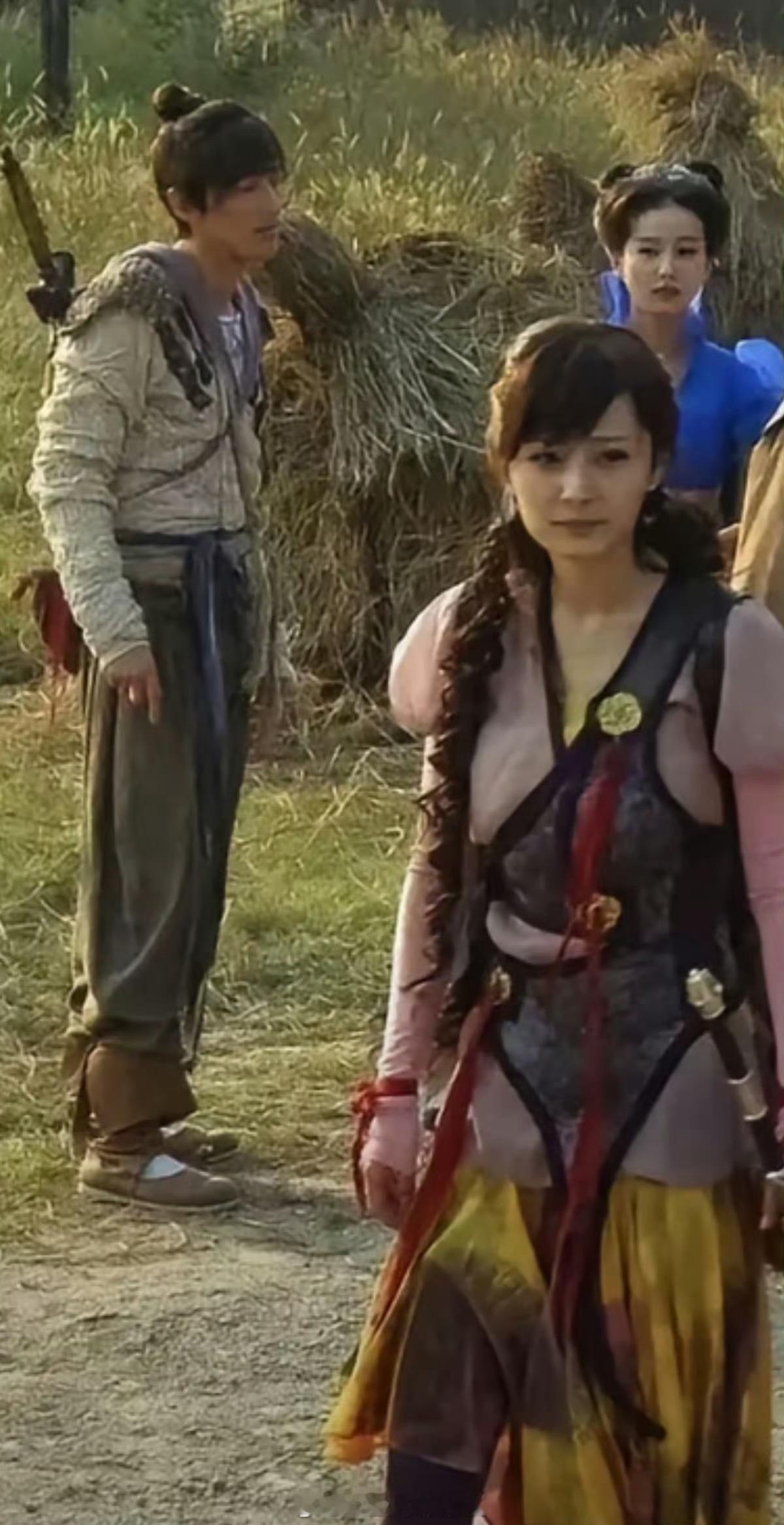 上哪儿去找六个人只能凑出一套好衣服的主角团，小时候怎么不觉得丑呢哈哈哈 