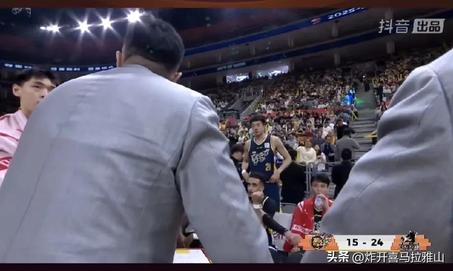 广东男篮打江苏肯帝亚队不应该这么费劲，首节被打出15-24的比分，进攻端太单一，