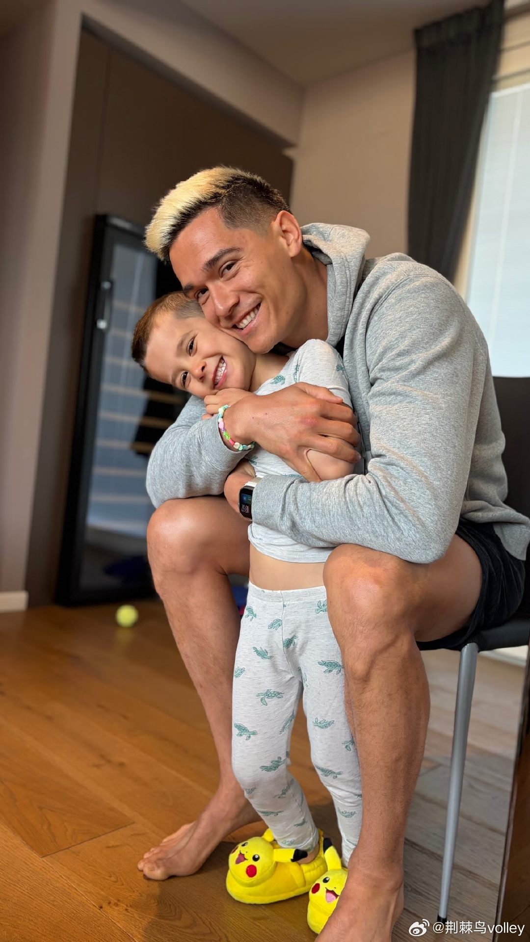 滕森和家人过复活节。黑头发长起来了，比金黄色好看😄！男排 克里斯滕森 排球 荆