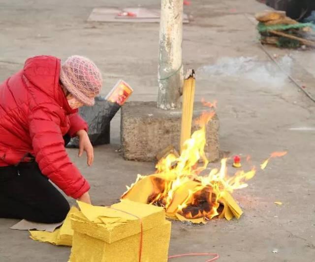 七月半祭奠祖宗祭文

祖宗祖宗
七月半来
一路顺风
山水无阻
处处畅通
满目浓烟