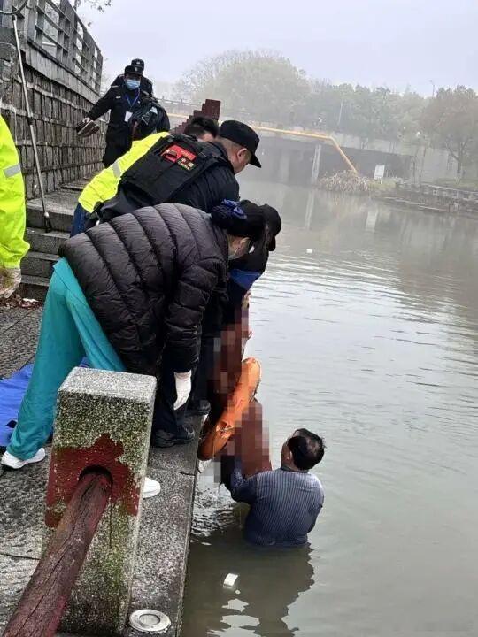浙江清晨冰河救人太燃了清晨6点长兴河边惊心动魄！老人坠河命悬一线，浙江湖州长兴县