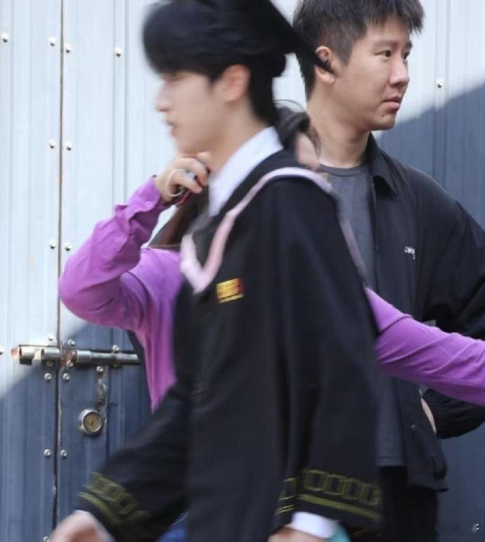 严浩翔学士服路透好感慨呀刚刚入学军训的浩翔的场景还历历在目毕业快乐 严浩翔