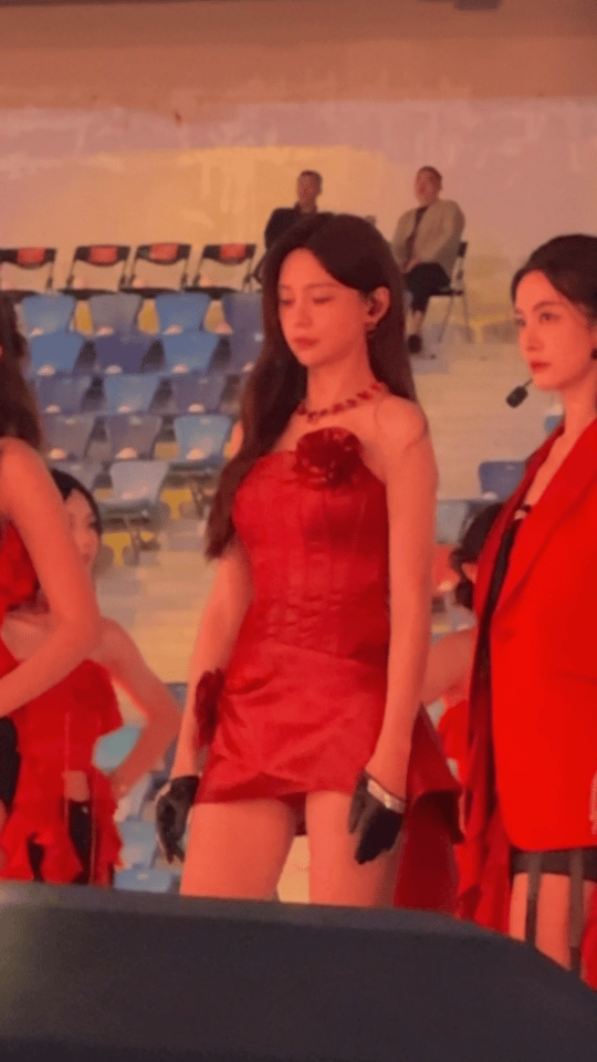 沈梦辰穿超短裙开大了 沈梦辰今晚穿深红色超短裙亮相，这身材比例太优越，性感张力直