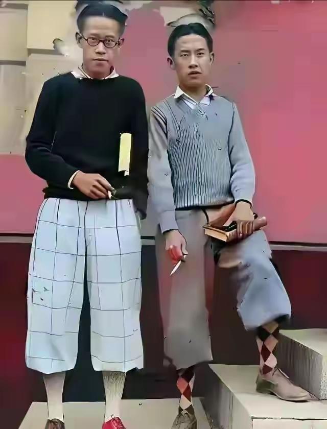 袁世凯的两个儿子，100多年前在美国留学时候拍的照片，图中他们的打扮，短裤、皮鞋