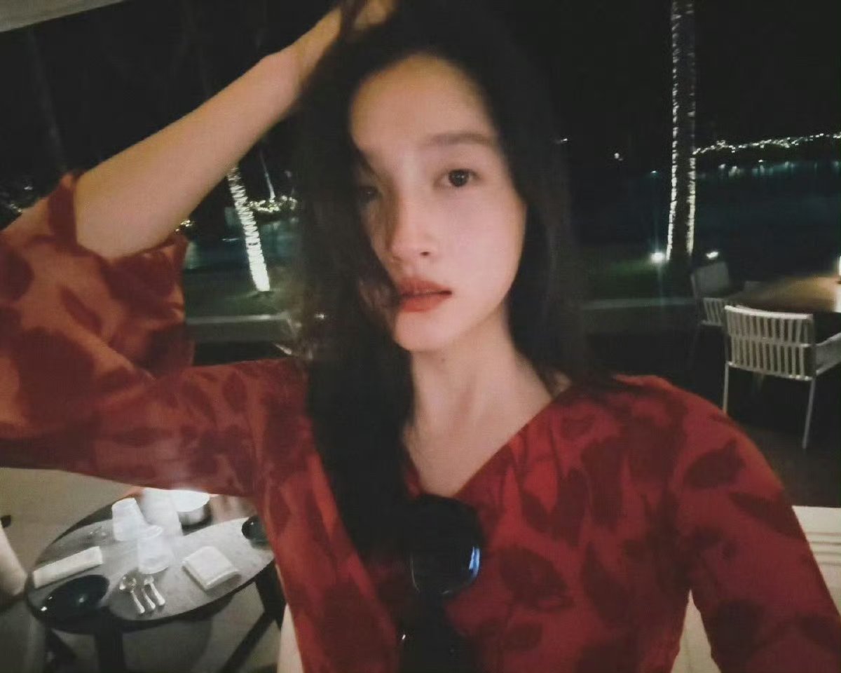 关晓彤ins又更新了，彤姐最近都是日更诶粉丝们太幸福了 ​​​