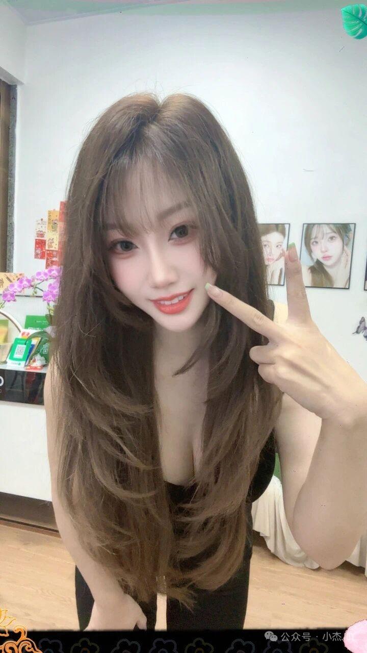 这个女生在自拍，摆出可爱的姿势。