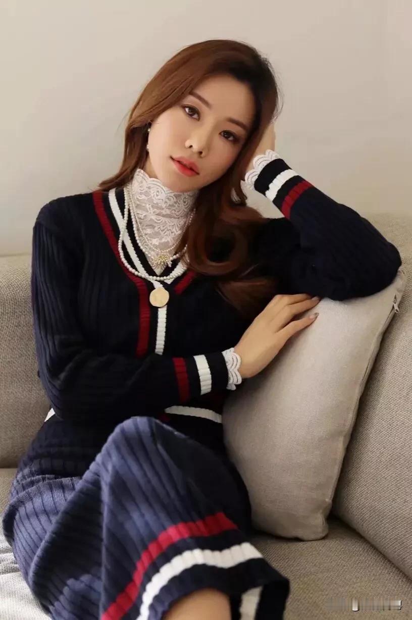 优雅复古风简直太绝了，红发少女和复古毛衣搭配在一起，那就是冬日街头的一道光。
今