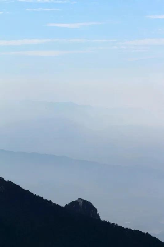 中国有五个山
 
第一个：黄山（安徽）
 
第二个：庐山（江西）
 
第三个：泰