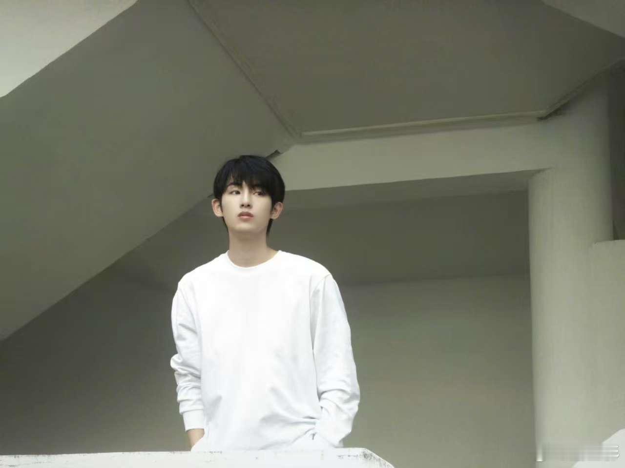 董思成白月光crush  下课偶遇董思成学长，白色的衬衫真的是我校园时期的白月光