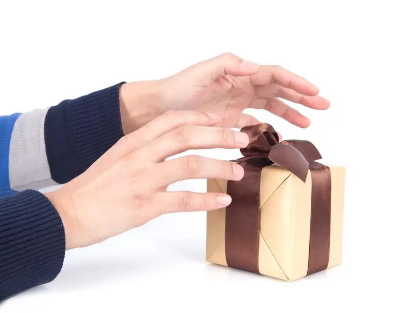 给男生东西不想白给，得讲究方法。送礼是社交方式，也是情感表达，还可能是求助手段。