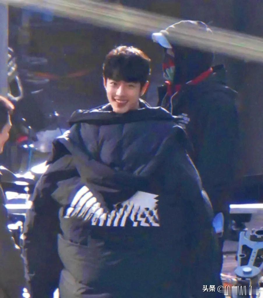 肖战那部《小城良方》要转场去深圳拍了，这温差可真够劲儿——锦州那边还裹着大棉袄，