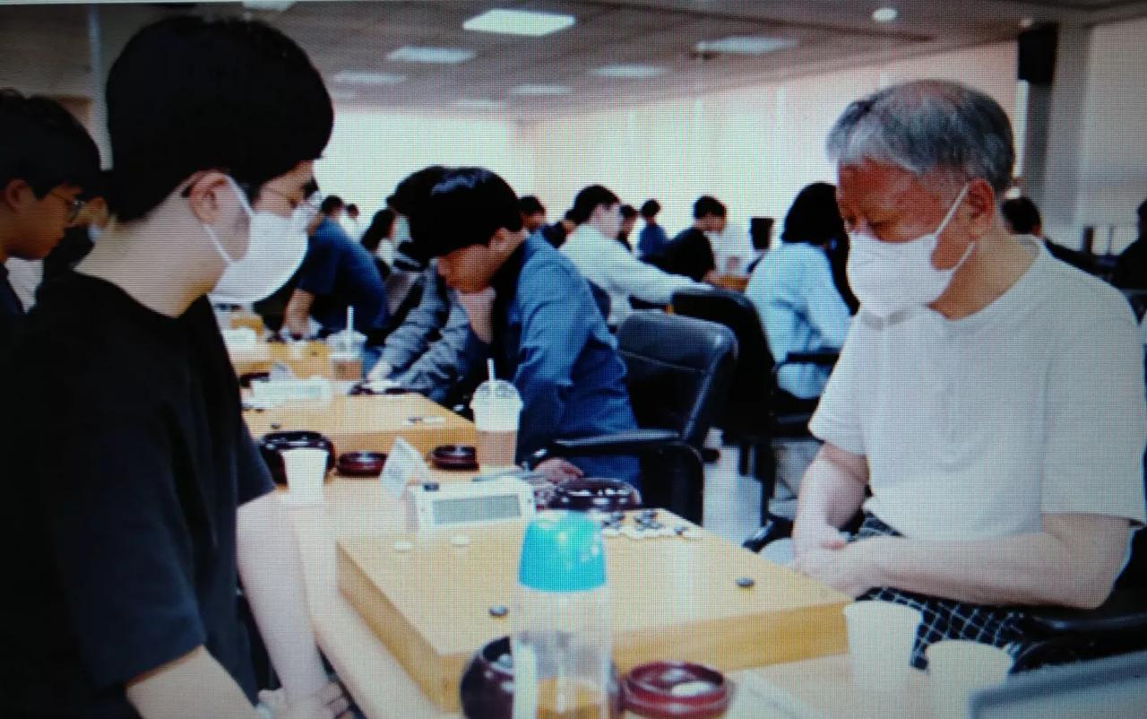 比赛中带手机要判罚的话题


去年12月份杨鼎新质疑李轩豪作弊事件引起了棋界和棋
