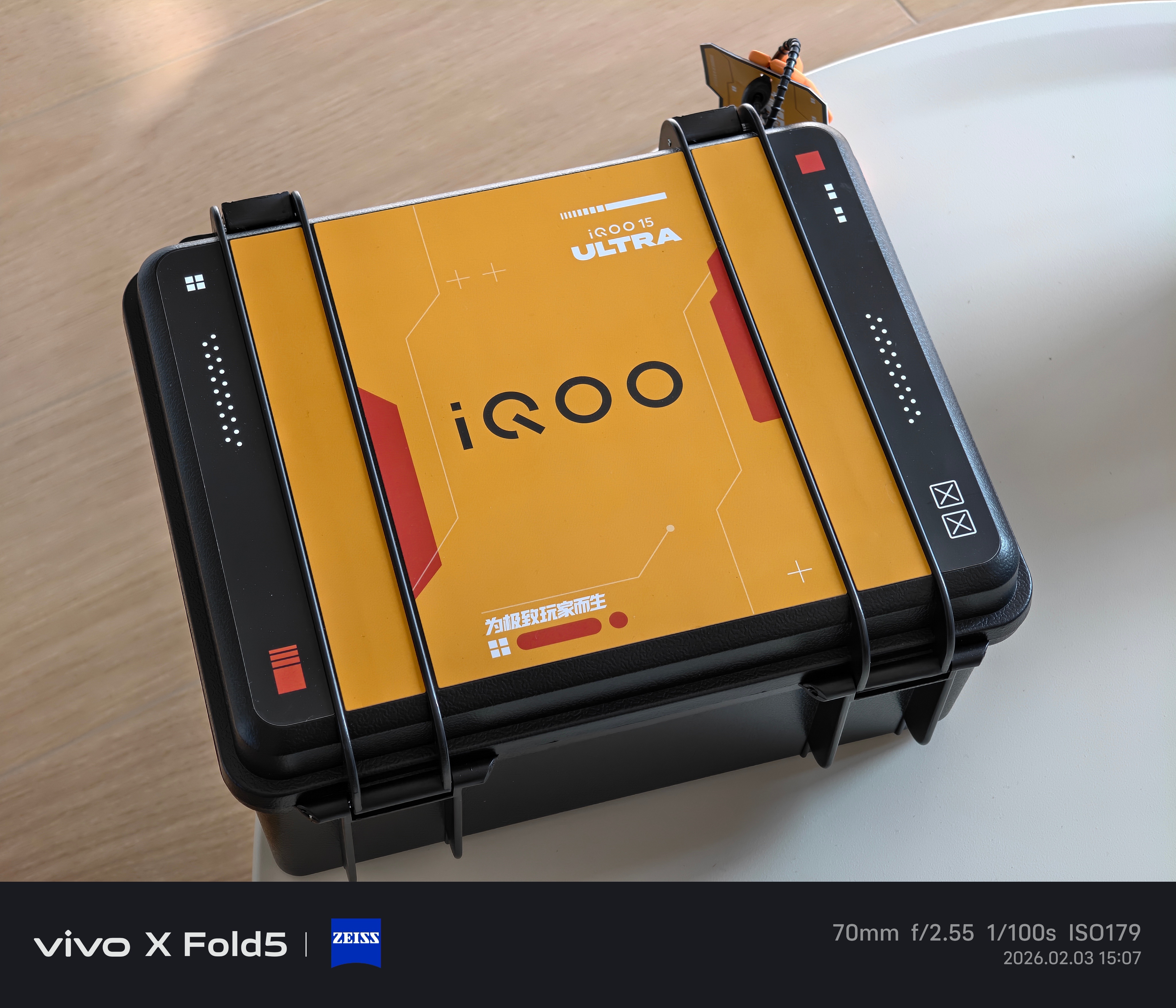 iQOO 15 Ultra邀请函太顶了，是一套直播套装。脚架、无线麦克风、补光灯