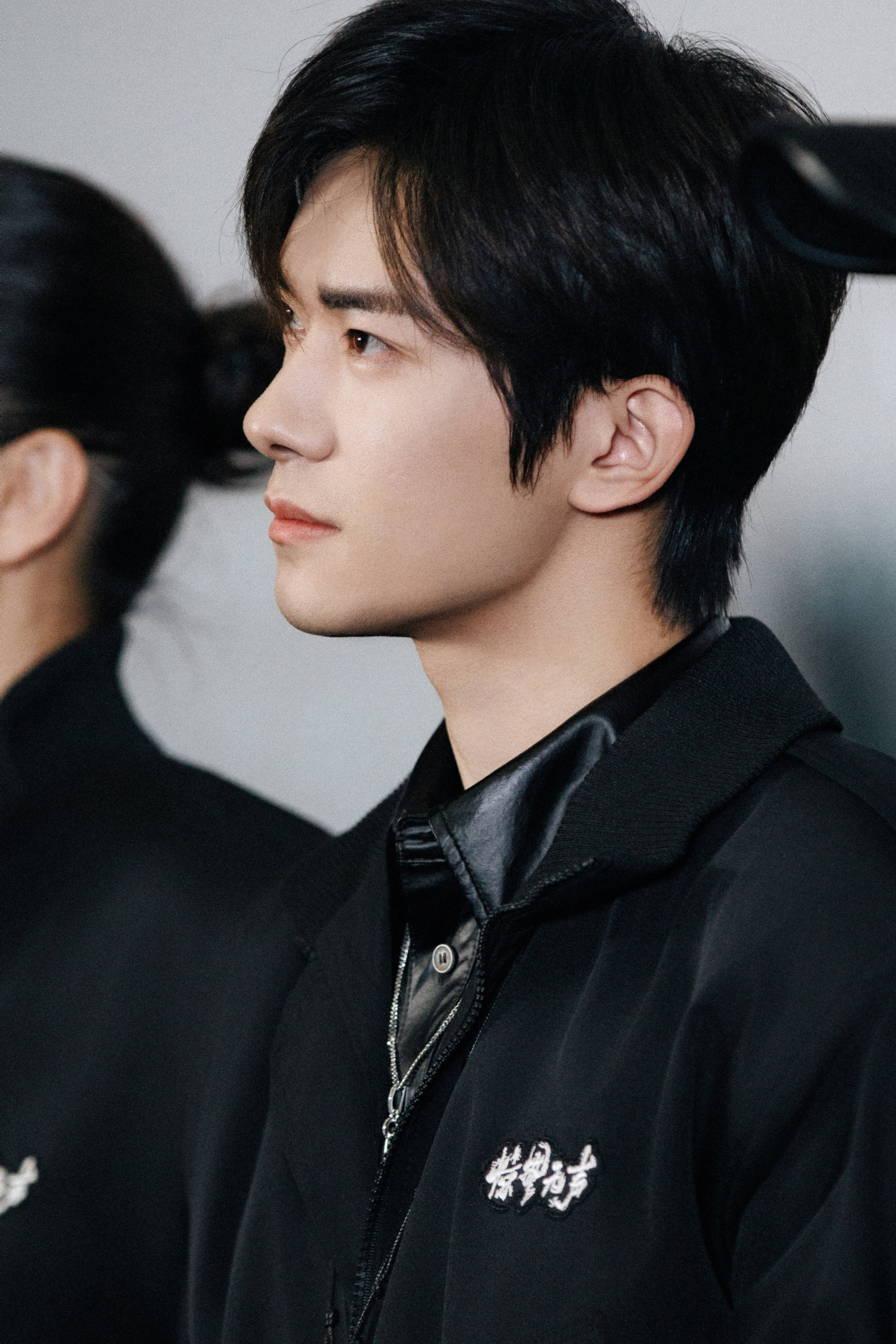 易烊千玺好正的一张脸易烊千玺电影惊蛰无声 谁看完不说易烊千玺又帅又会演惊蛰无声高