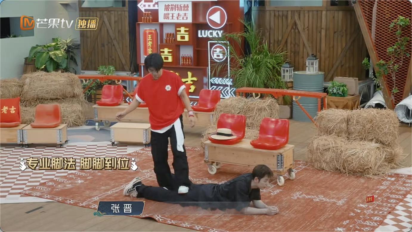 张晋是王栎鑫的人体筋膜枪张晋用“脚动按摩”帮糊糊放松，频率超筋膜枪，还暖心提醒护