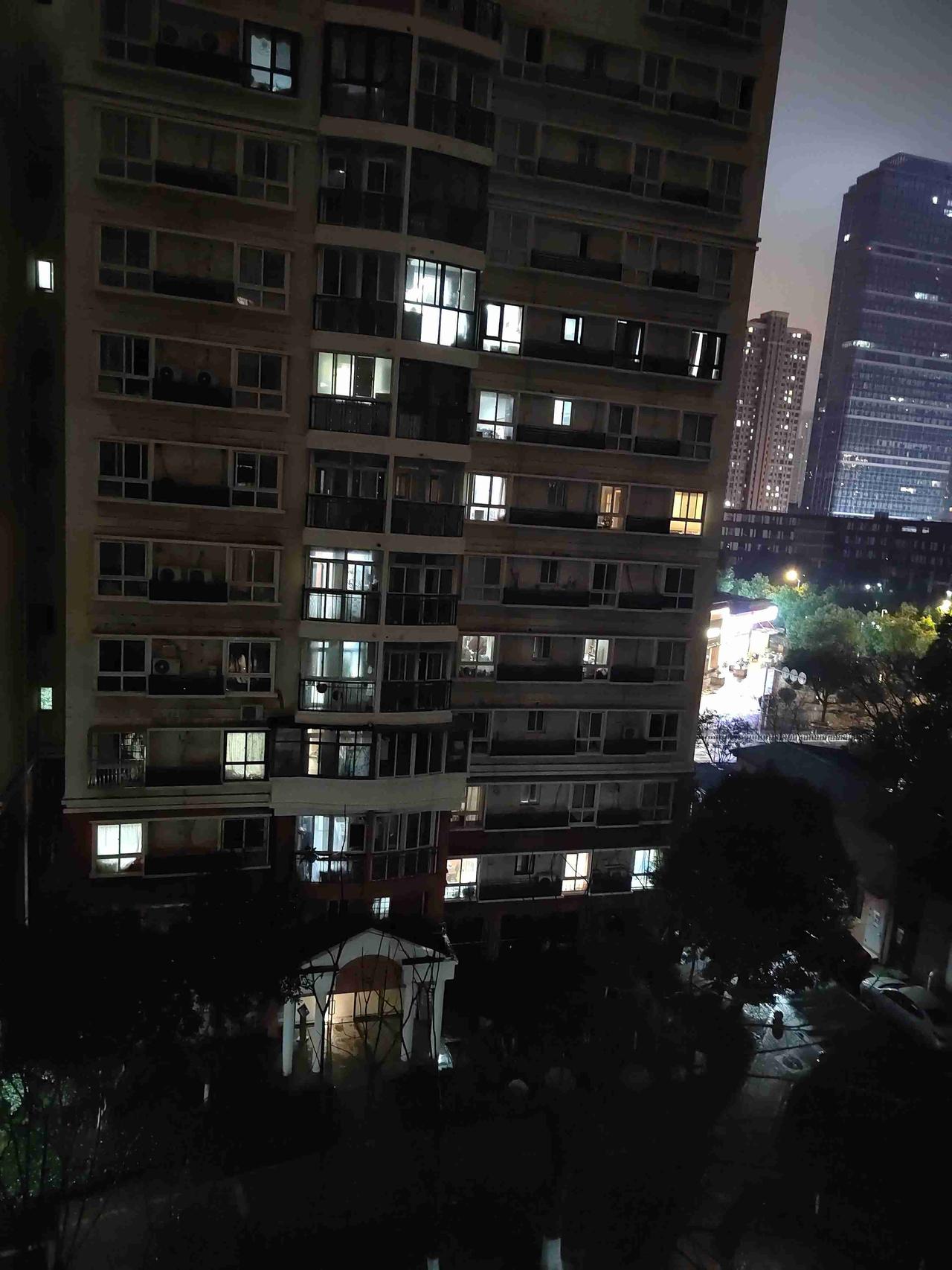 带定位晒今日生活 今儿状态超棒，心情轻松愉快，即便外面是雨天也丝毫不影响。
雨天