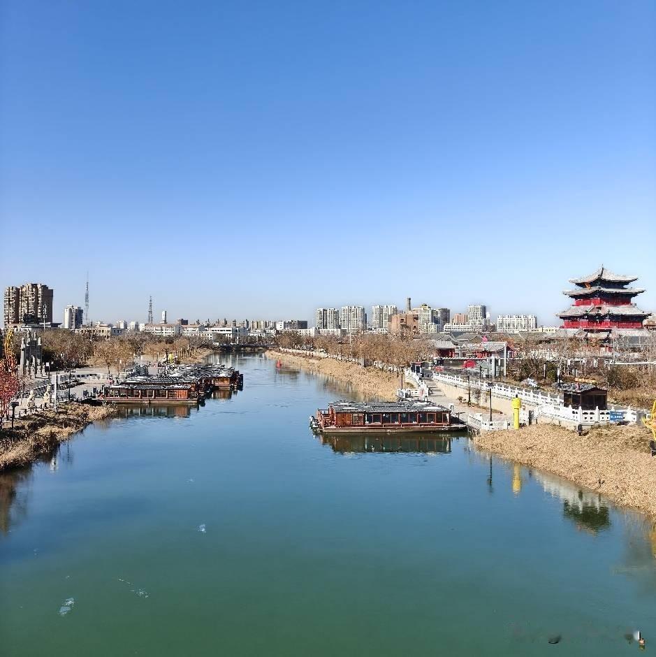 夏日生活打卡季在夏日里，可以尽情享受阳光和海滩，感受海浪拍打在脚上的清凉。