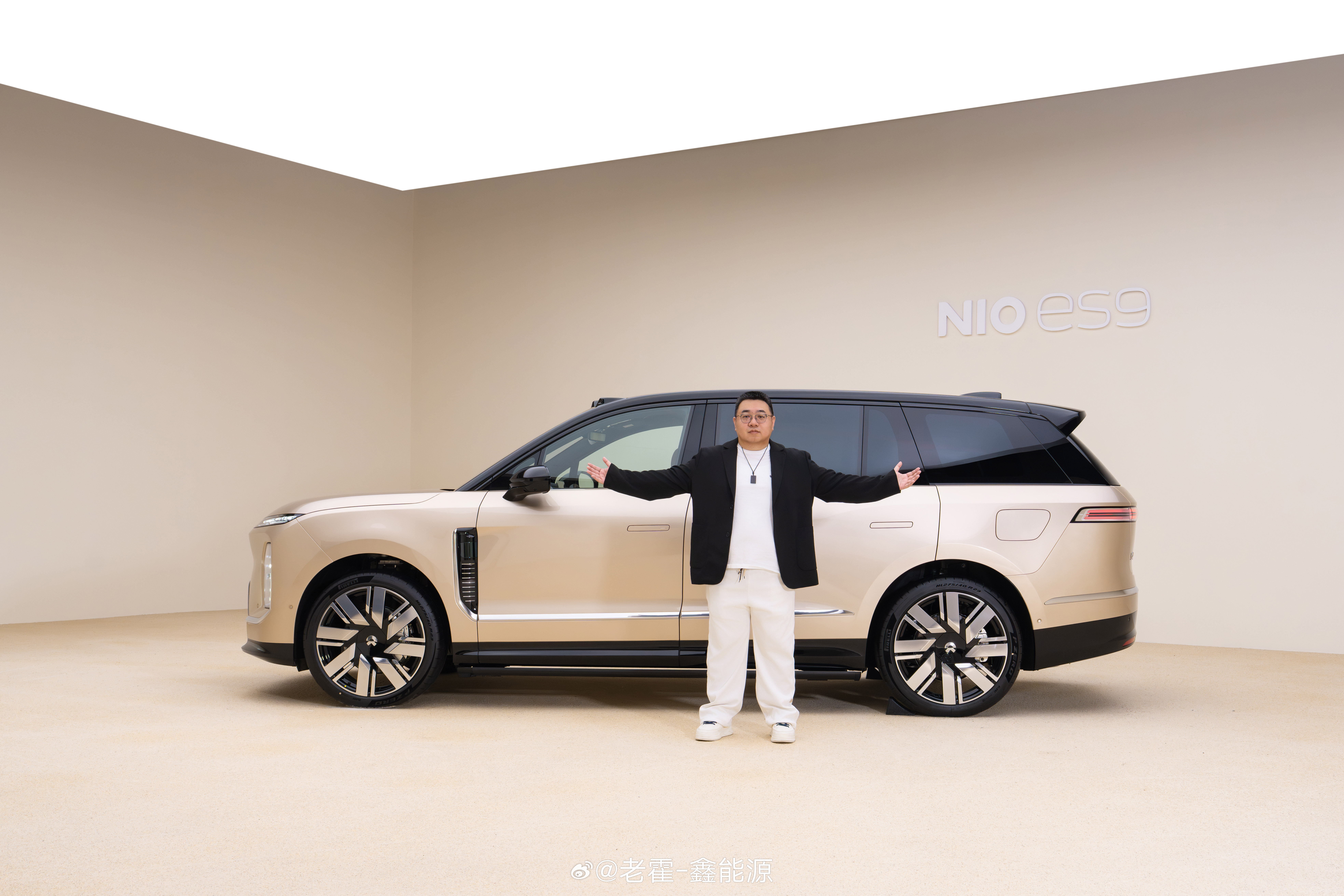 很多人都问我说ES9到底大不大，大家可以参考我这个照片。在ES9面前，我都显得娇