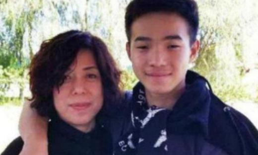 1995年，黑龙江一女子捡到一聋哑男婴，为了抚养他，不惜与丈夫离婚，甚至卖掉房产