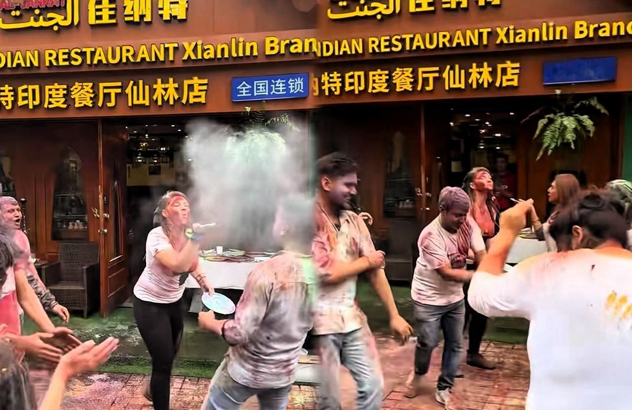 南京洒红节闹剧背后，是谁在纵容这种"文化特权"？

南京街头的洒红节相关事件，引