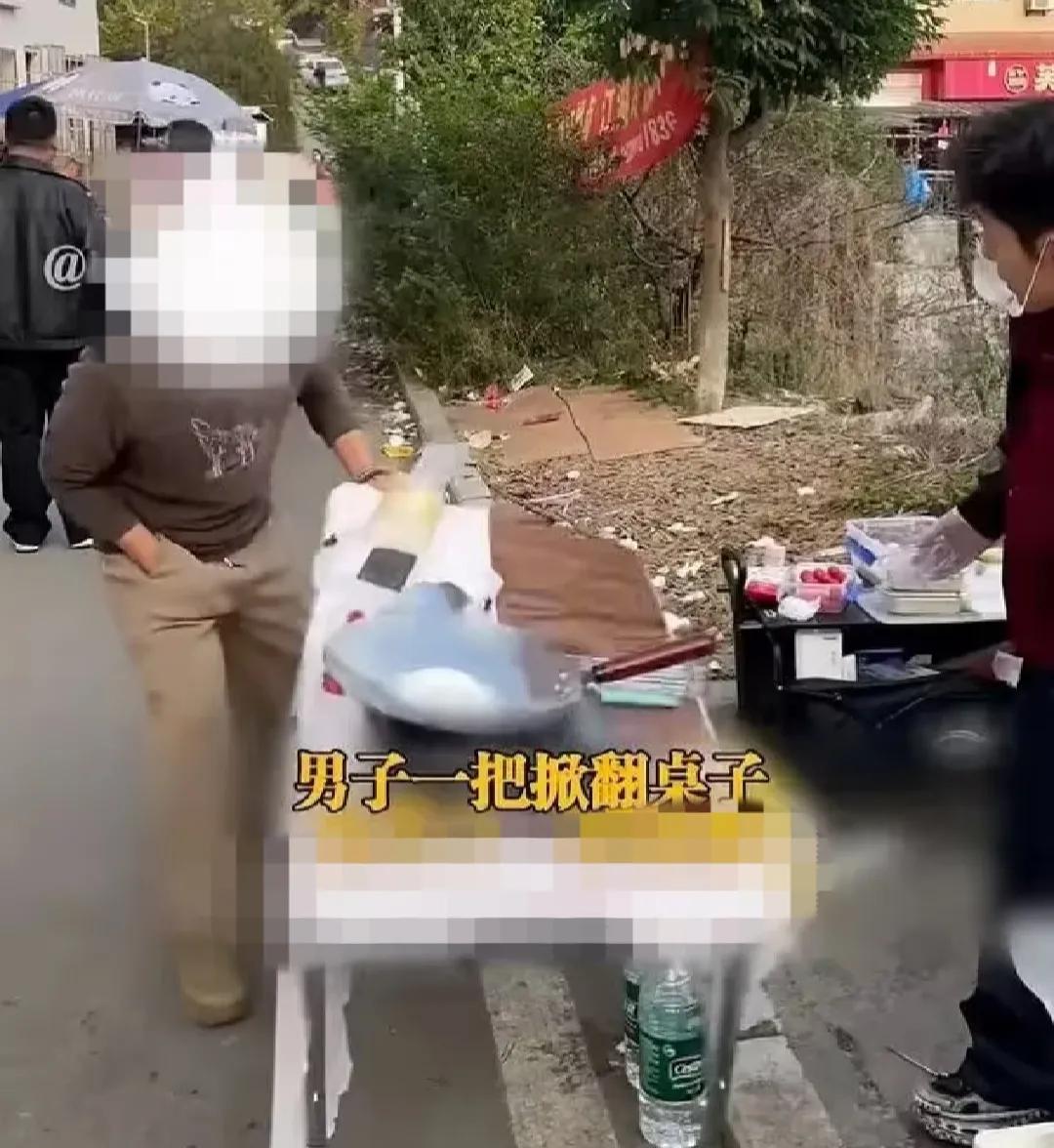 四川绵阳俩大学生放假摆摊卖糖葫芦，遭遇“市井恶霸”“欺行霸市”，被隔壁38岁老摊