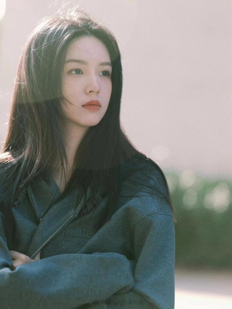 周也好适合宅斗的一张脸 她哭的时候跟别人不一样，眼泪往下掉，但手是往上擦的。不是