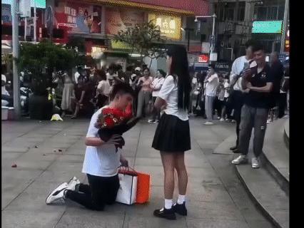 如此卑微的爱情，值得同情吗？还能长久吗？