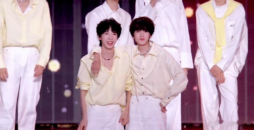 奇文奇文最近的势头是真猛，应援、数据、二创全线发力。但线下抢灯牌还是要注意安全啊