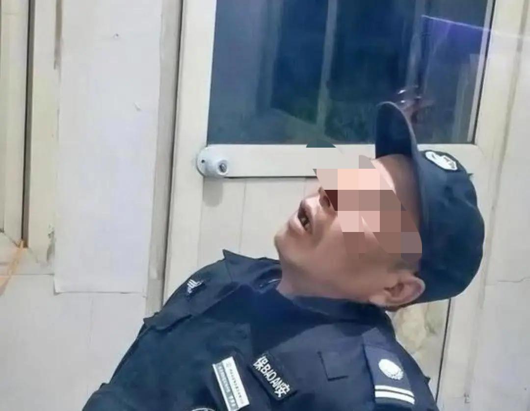 小区保安夜班睡觉被投诉，队长回怼：60多岁通宵不睡过分吗？

半夜业主回家，看见