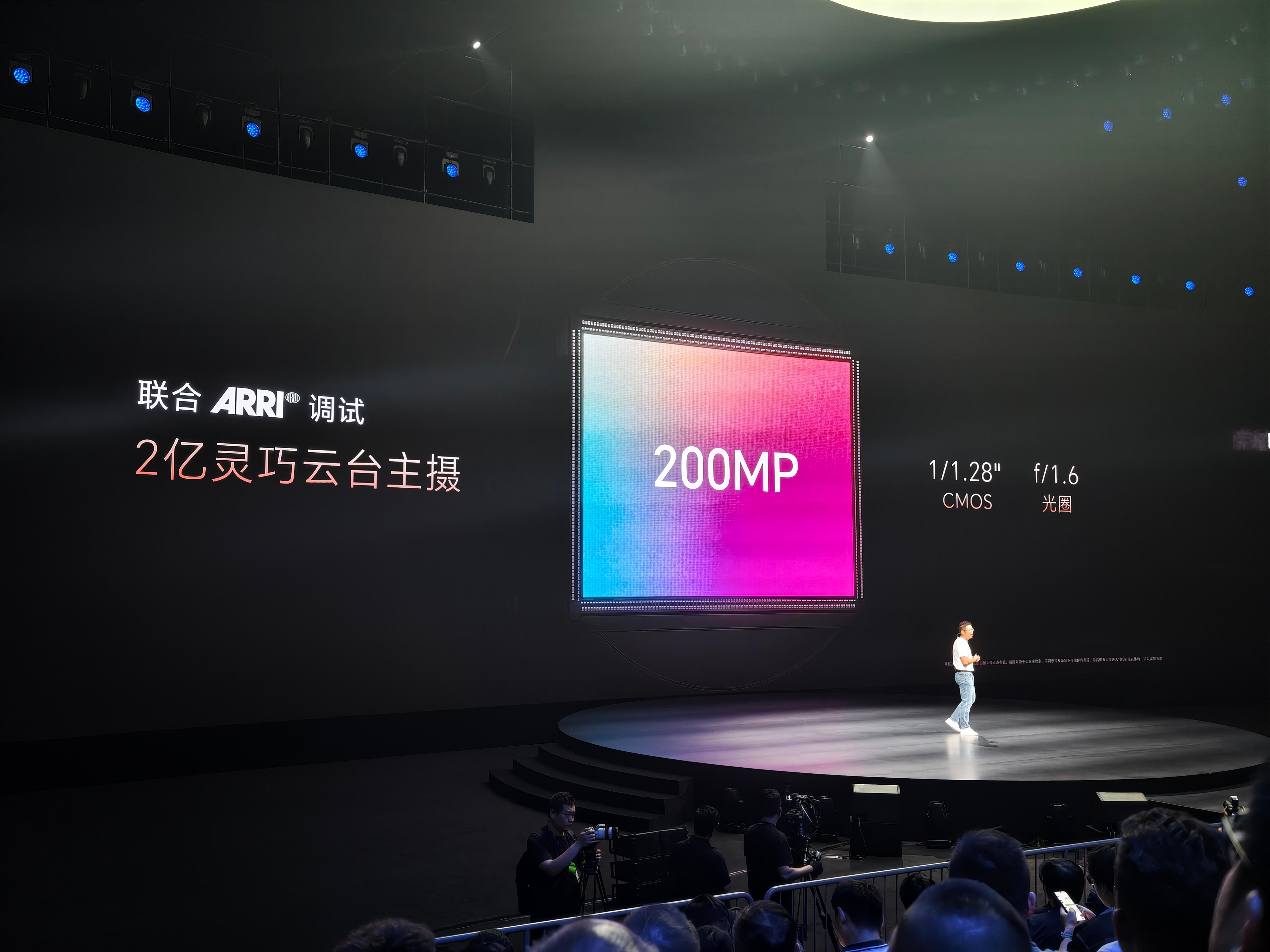 荣耀robot phone 采用了2亿灵巧云台主摄，传感器拥有1/1.28英寸，