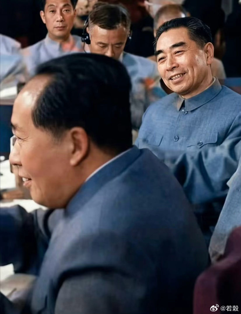 看周恩来总理的眼神，充满了对毛主席发自心底崇敬和敬佩。 