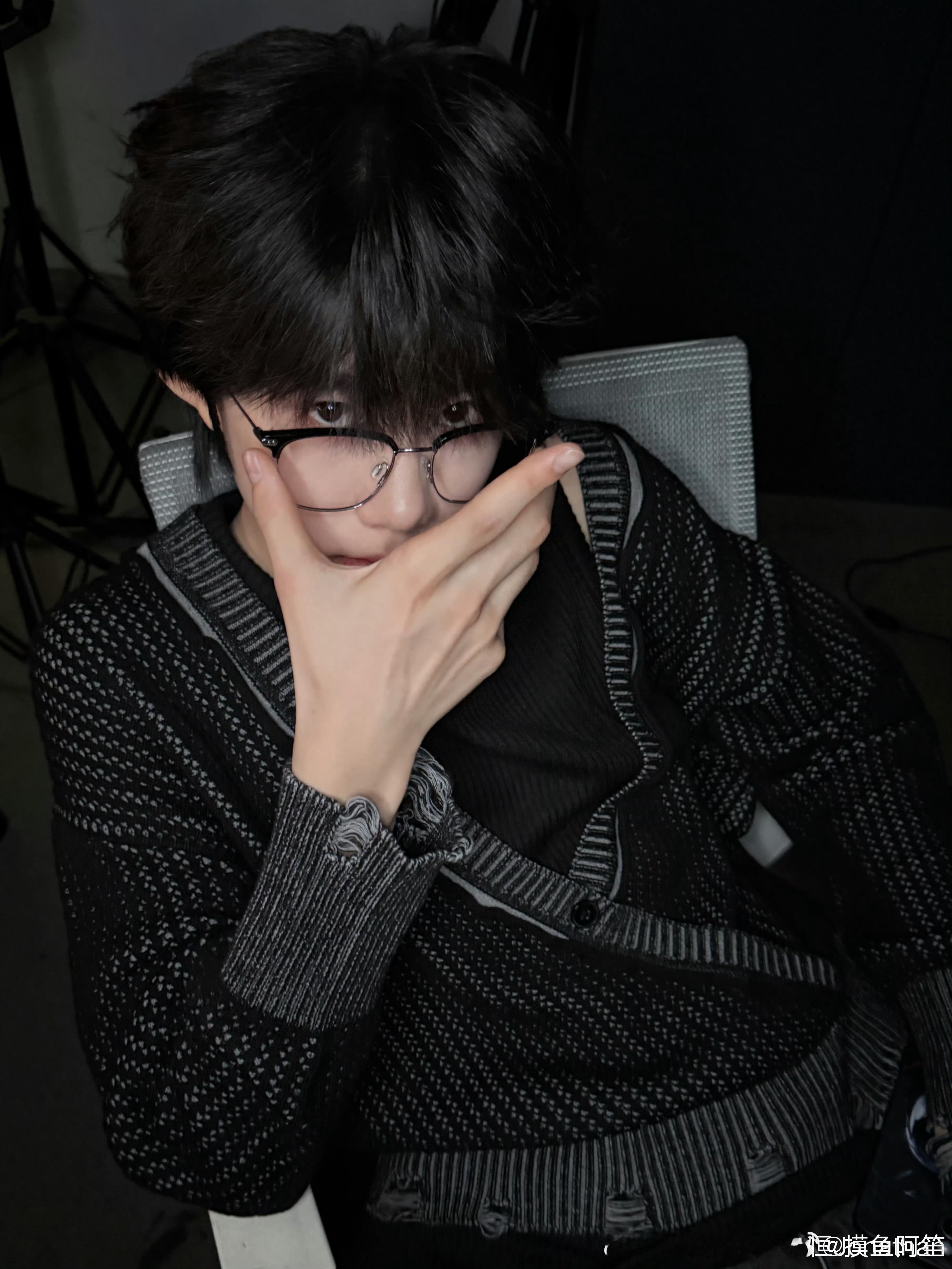 陈奕恒最新营业，小朋友竟然开始有苏感了 陈奕恒戴眼镜帅的很轻松