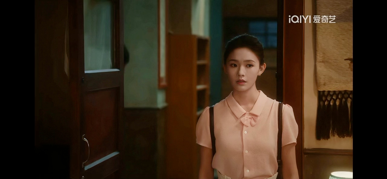 林允和章若楠同框的画面，两个人都很靓，95花里美女还是多的。 