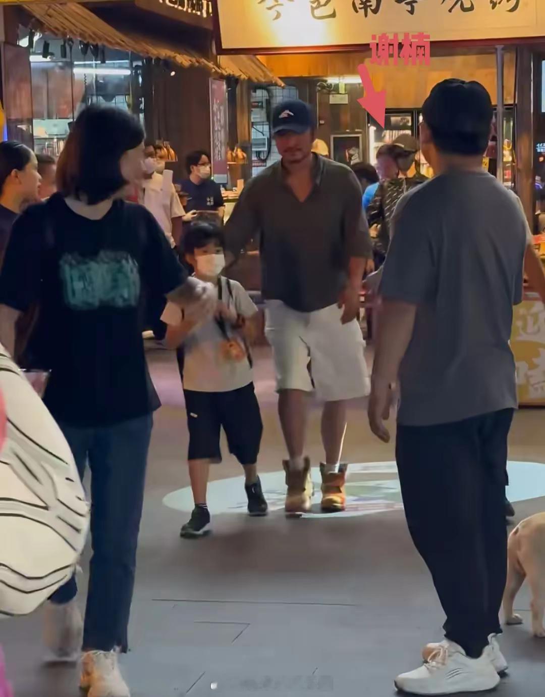 吴京和家人在南宁吃烧烤，穿了增高棉鞋，不修边幅，看起来好油腻！！！ ​​​