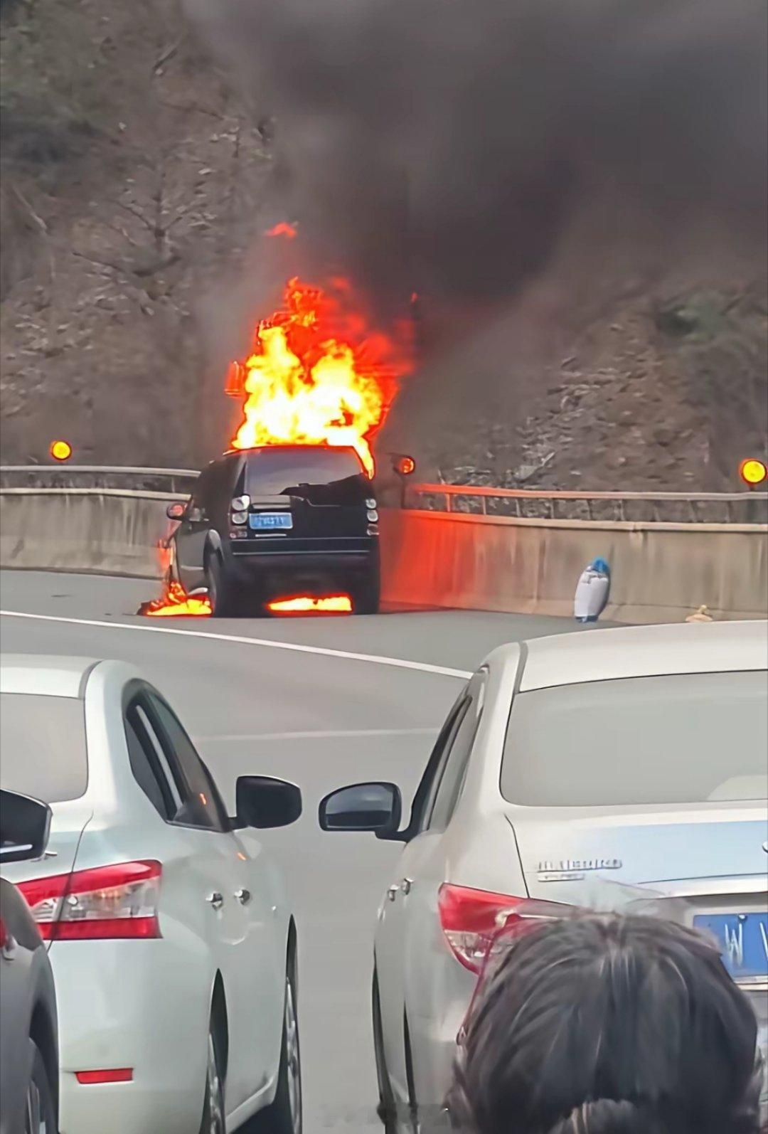 雅西高速这一幕，让人越想越后怕！黑色SUV自燃，浓烟滚滚但最让人迷惑的是——前车