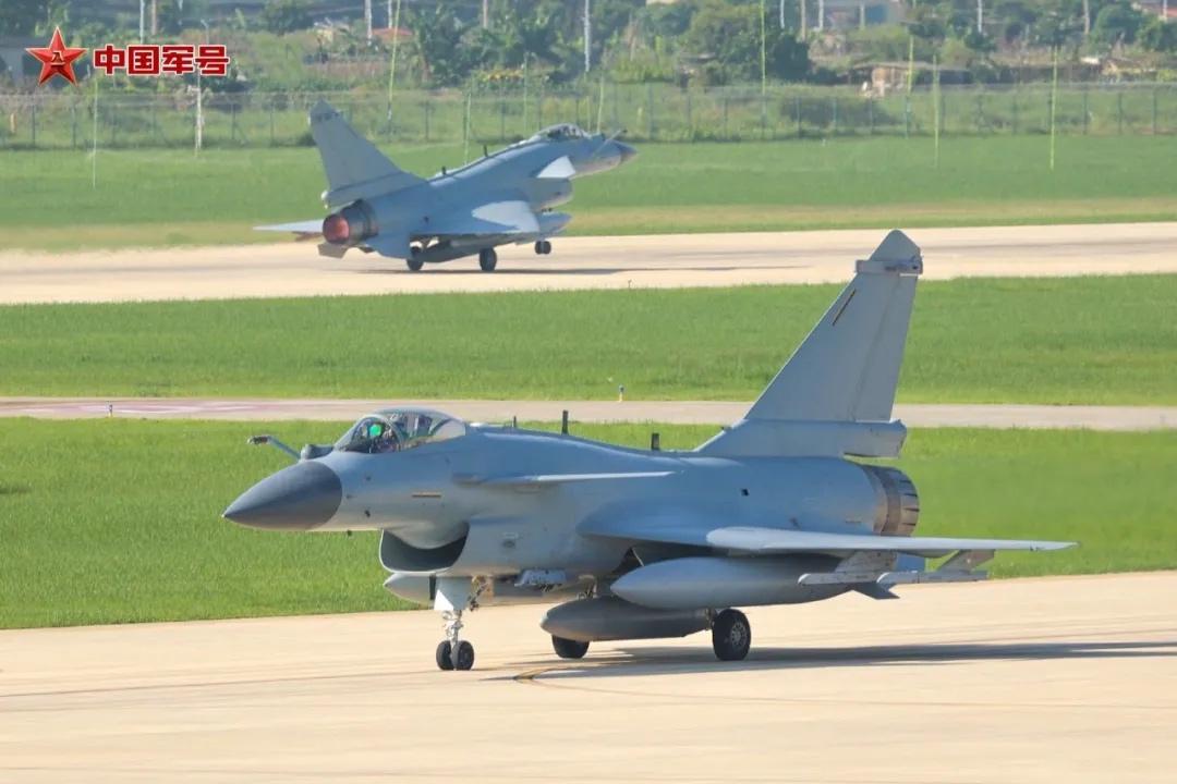歼10C与歼16同场竞技，满屏都是太行机！

近日，航空兵某部打破同型机空战对抗