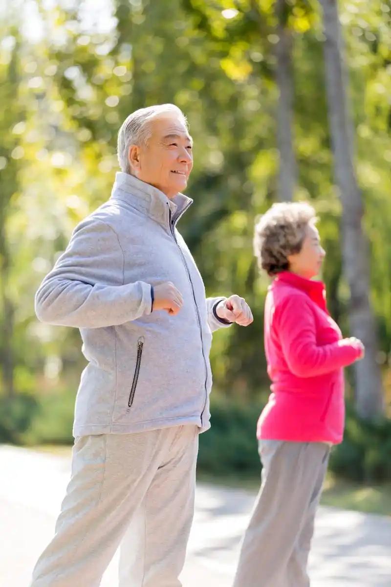 健康四要素
       首推合理饮食。我曾胡吃海喝、顿顿外卖，结果肠胃不适。后