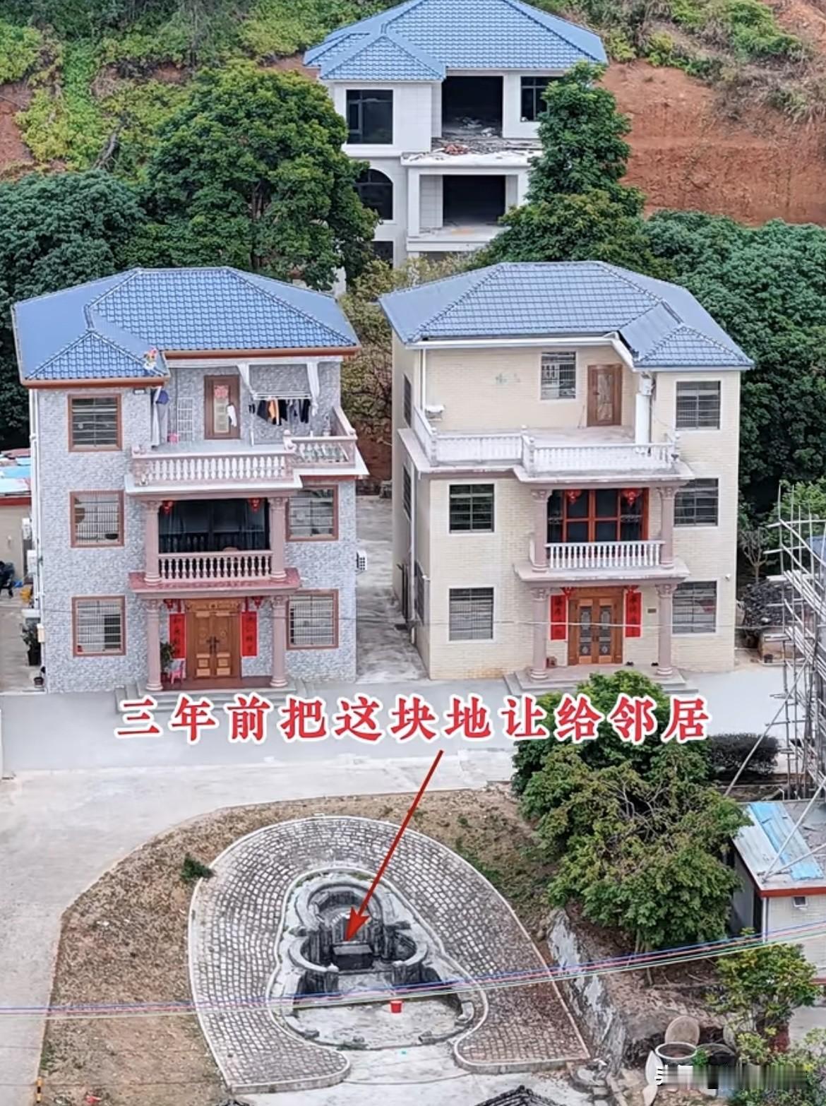 三年前把这块地让给邻居，
没想到邻居却拿来建这玩意。
我是有多么后悔啊[捂脸][